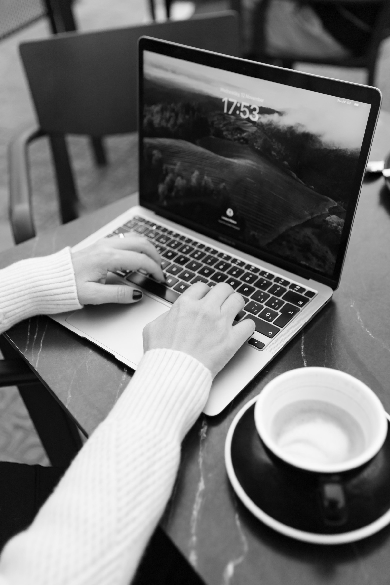 Profesional trabajando con un portátil en una fotografía en blanco y negro